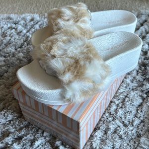 Fashion Nova white/tan sliders size 6